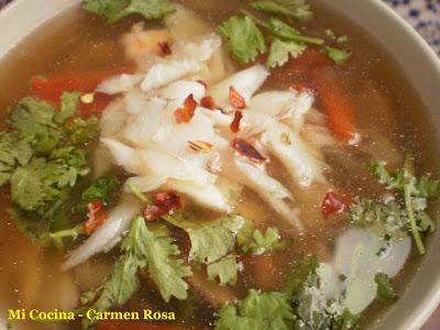 SOPA DE PESCADO PICANTE THAILANDESA (TOM YUM PLA)