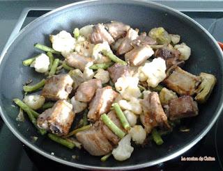 Arroz con costillejas, coliflor y judías tiernas.
