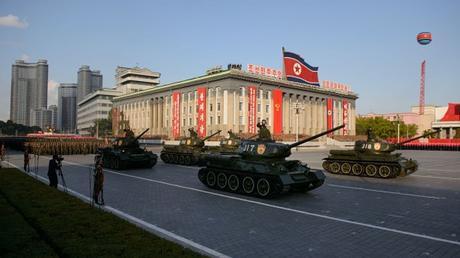 Norcorea se dice ‘lista’ para la guerra contra EEUU y exhibe armamento en un gran desfile