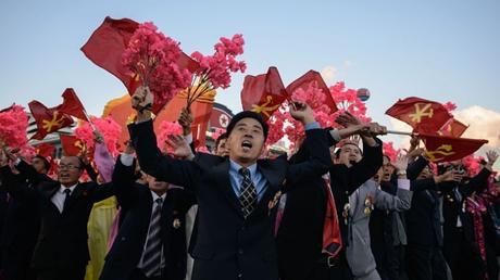Norcorea se dice ‘lista’ para la guerra contra EEUU y exhibe armamento en un gran desfile