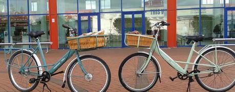 Elephant Bike trae a la vida antiguas bicicletas del servicio postal británico para caridad y ayudar a trasladarse a personas en África