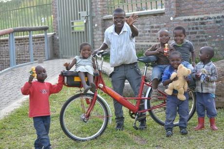 Elephant Bike trae a la vida antiguas bicicletas del servicio postal británico para caridad y ayudar a trasladarse a personas en África