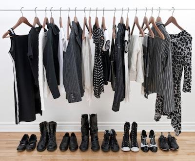 Tips a la hora de realizar un buen fondo de armario. Female clothes on hangers and shoes