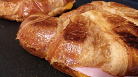 Croissant relleno de jamón york y queso Cheddar