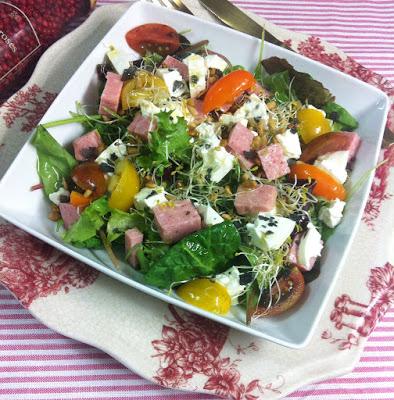 Ensalada De Brotes Con Mortadela Italiana Y Tomatitos