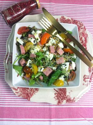 Ensalada De Brotes Con Mortadela Italiana Y Tomatitos