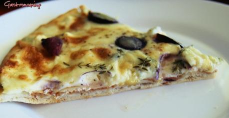 Pizza de quesos y uvas