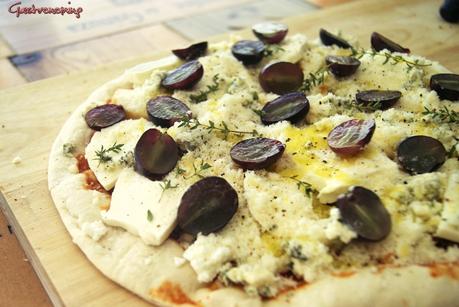 Pizza de quesos y uvas