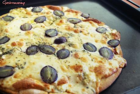 Pizza de quesos y uvas