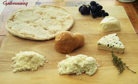 Pizza de quesos y uvas