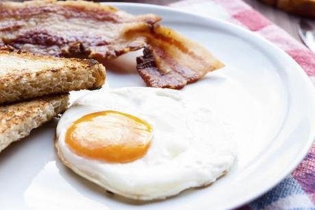 Para reducir el colesterol, ¿es útil disminuir el colesterol que comemos? Para reducir el colesterol, ¿es útil disminuir el colesterol que comemos?