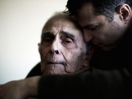 Mantener a las personas mayores “en línea”: actitudes de cuidadores hacia la enfermedad de Alzheimer enfermedad de Alzheimer