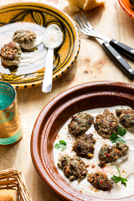Koftas de cordero con salsa de yogurt y tahine Koftas de cordero con salsa de yogurt y tahine