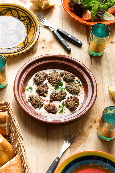 Koftas de cordero con salsa de yogurt y tahine Koftas de cordero con salsa de yogurt y tahine