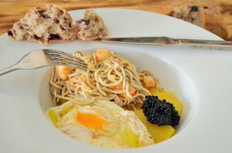 HUEVO ESCALFADO EN JUGO DE GAMBON CON GULAS Y PATATAS A BAJA TEMPERATURA