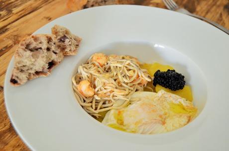 HUEVO ESCALFADO EN JUGO DE GAMBON CON GULAS Y PATATAS A BAJA TEMPERATURA