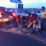 Ciudadanos ponen ejemplo a la autoridad y tapan baches de la Carretera 57