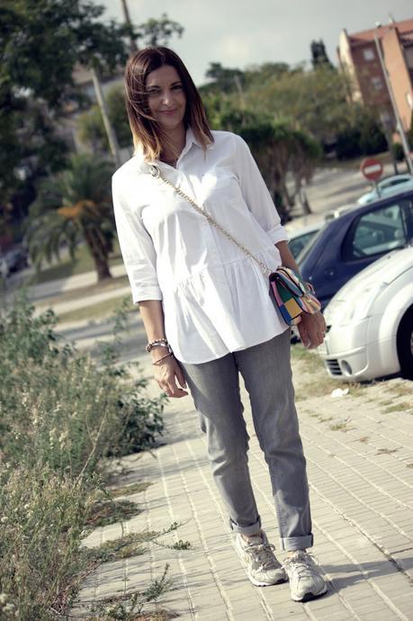 Con una camisa blanca Con una camisa blanca