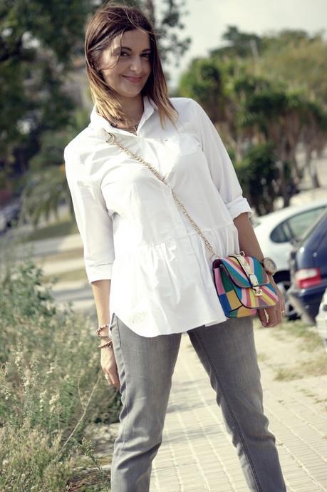 Con una camisa blanca Con una camisa blanca