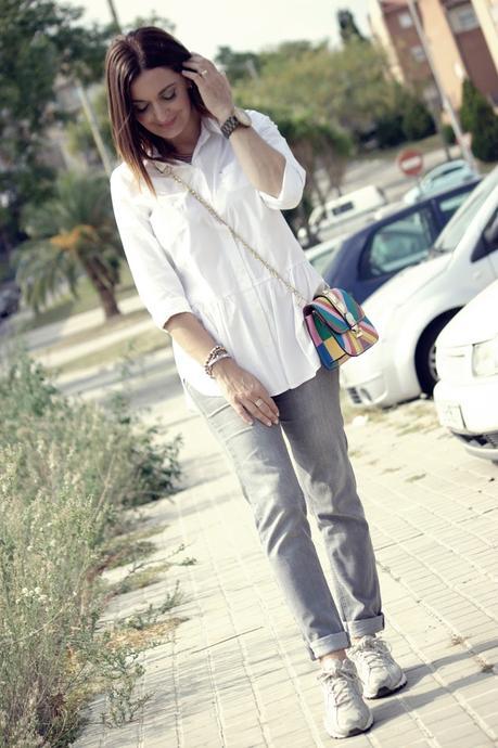 Con una camisa blanca Con una camisa blanca