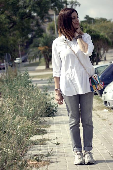 Con una camisa blanca Con una camisa blanca