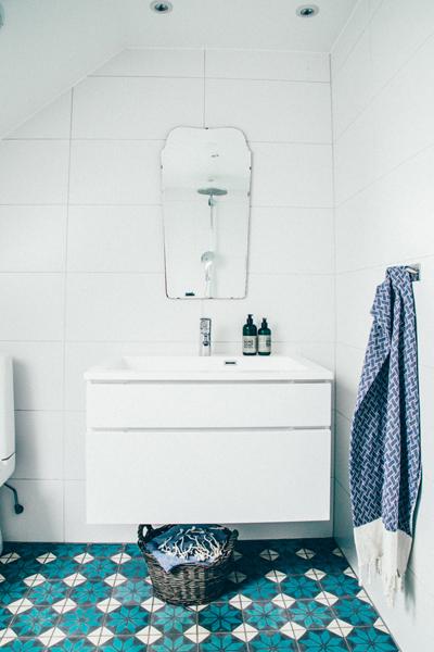 Energía azul en el baño.