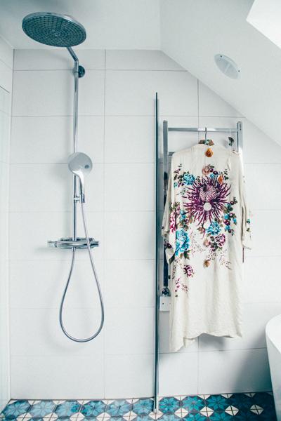 Energía azul en el baño.