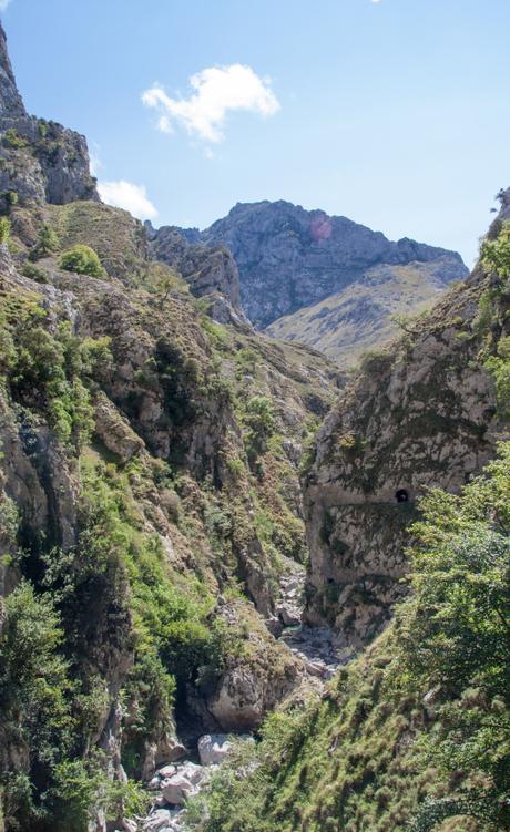 De los cerca de dos millones de personas que anualmente visitan el Parque nacional de Picos de Europa se estima que la Ruta del Cares es la senda que recibe mayor afluencia de visitantes. Foto: Sara Gordón