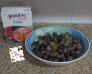 GELATINA DE FRESA CON UVAS MORADAS