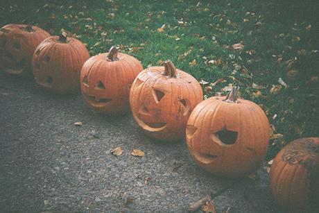 La noche en la que los muertos caminan a nuestro lado.