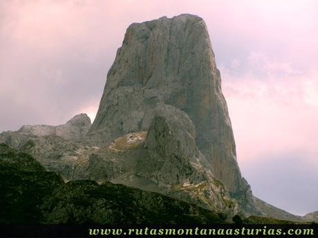 Vista del Pico Urriellu desde inmediaciones de Pandébano