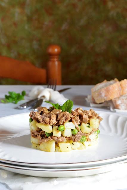 Timbal de ternera al garam masala con patatas y guisantes
