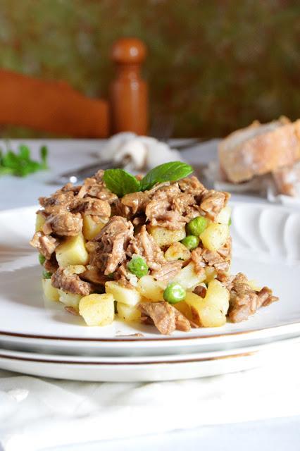 Timbal de ternera al garam masala con patatas y guisantes
