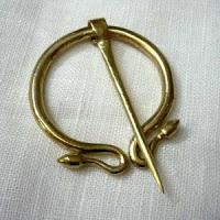 fibula_brooch_con-algo-de-estilo