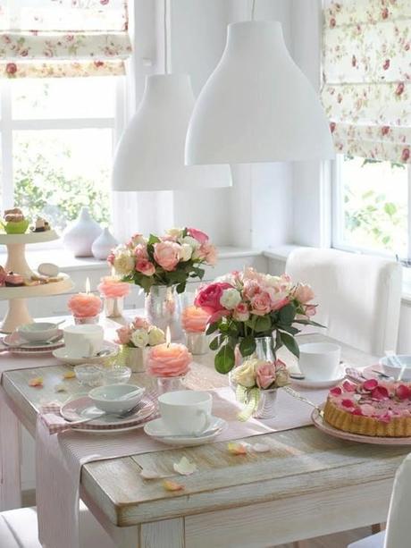Mesa decorada con rosas: 