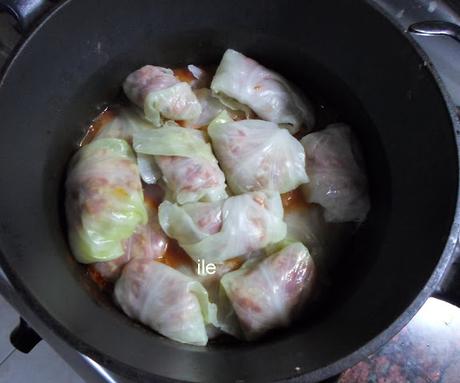 Niños envueltos en hojas de repollo