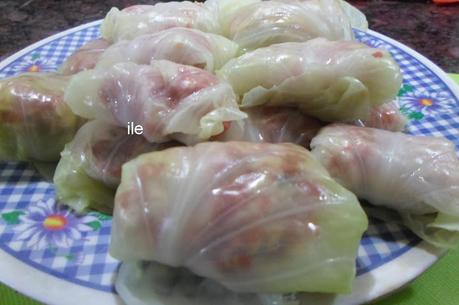 Niños envueltos en hojas de repollo