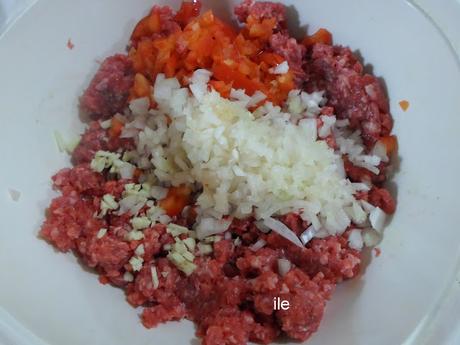 Niños envueltos en hojas de repollo