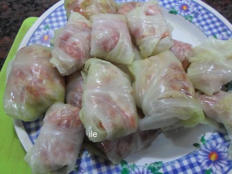 Niños envueltos en hojas de repollo