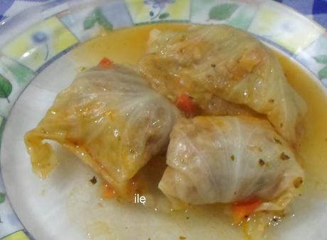 Niños envueltos en hojas de repollo