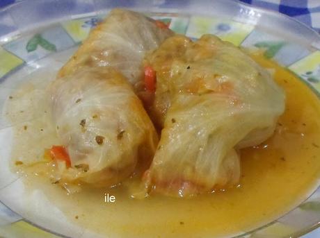 Niños envueltos en hojas de repollo