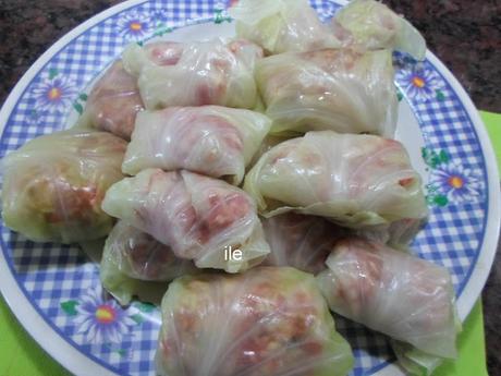 Niños envueltos en hojas de repollo