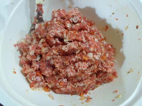 Niños envueltos en hojas de repollo