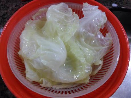 Niños envueltos en hojas de repollo