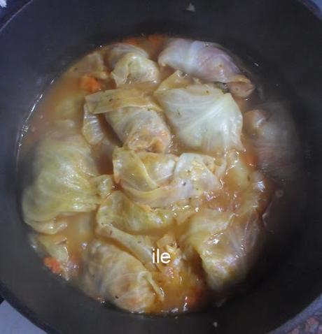 Niños envueltos en hojas de repollo