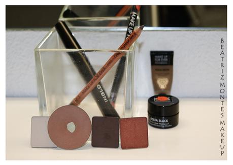 Eyeliner y labios rojos