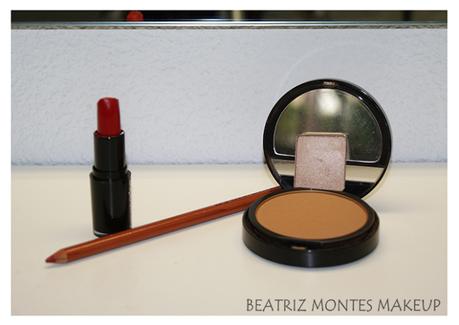 Eyeliner y labios rojos
