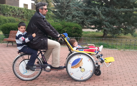 Carlota junto a su padre y su hermano en la bicicleta 