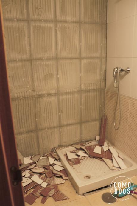 Manos a la obra…. empieza la reforma del baño Derribando el alicatado