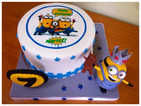 Tarta minions fondant con modelado de Bob y papel de azucar